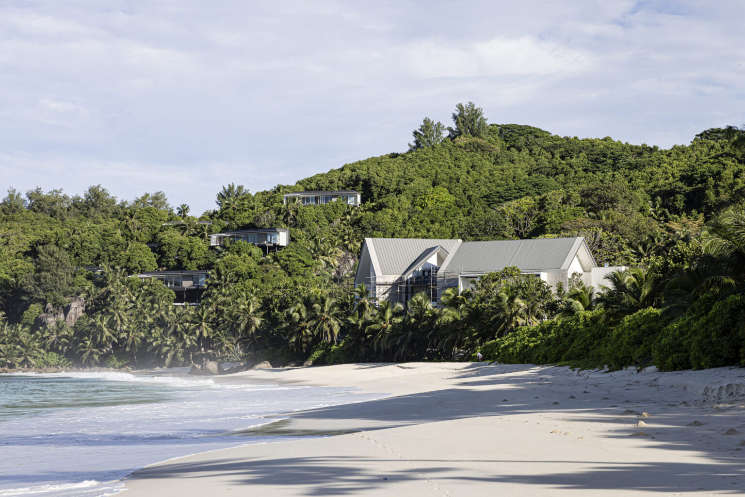Shadows in Paradise: UAE Stirs Environmental Fears Over Seychelles’ Luxury Hotel Boom – 100 Reporters (image)